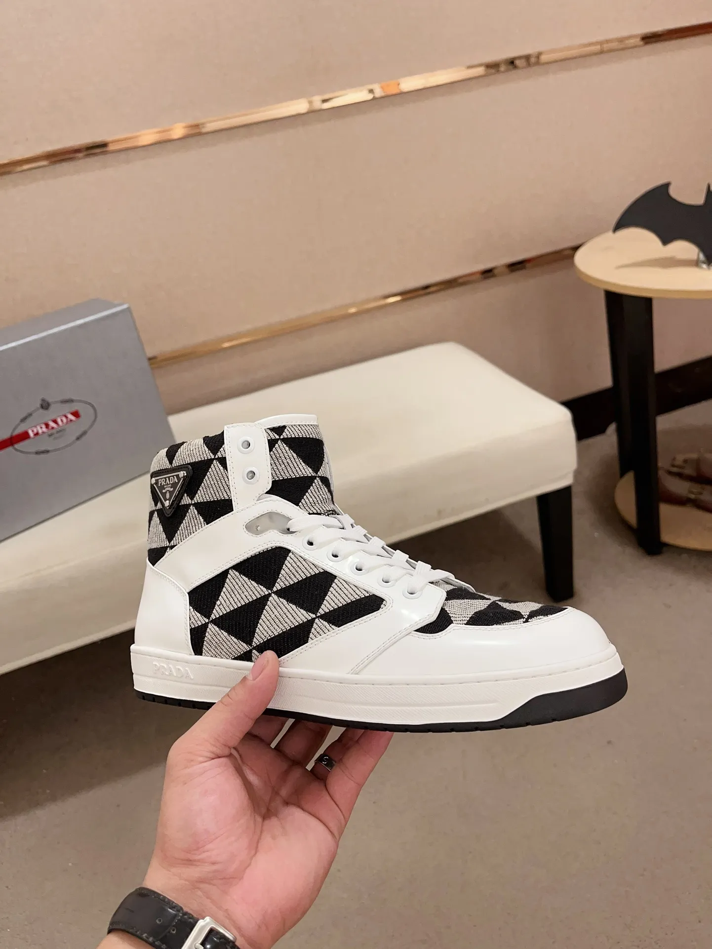 Men's shoes 💰 620💰 ✔️✔️✔️High-quality new PRADA counters are launched at the same time. The new men's shoes and 😘fabric are made of selected first-layer cowhide and triangle △ fabric. Lining: Full cowhide lining. 👍🏿 High-end ☄️ air-cushion molded anti-slip rubber outsole, exquisite lines, simple and elegant, comfortable and high-end for leisure travel. Code number: 38 to 44. 45 can be customized and cannot be returned or exchanged!